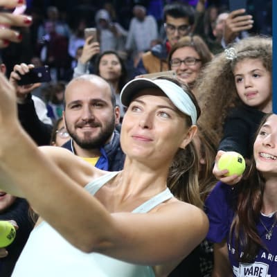 Maria Sjarapova tar en selfie med sina fans.