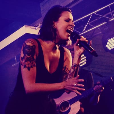 Artisten Ronya står på scen i Dragsvik och sjunger.
