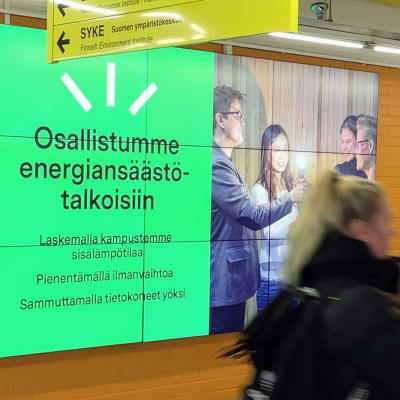 Energiansäästöilmoitus Oulun yliopiston valotaululla syyskuussa 2022.