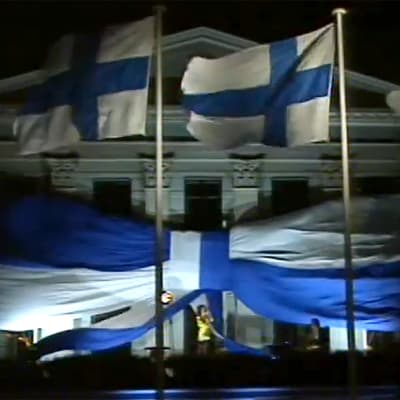 Lenita Airisto siniristilipuin koristellun Helsingin kaupungintalon parvekkeella (1992).
