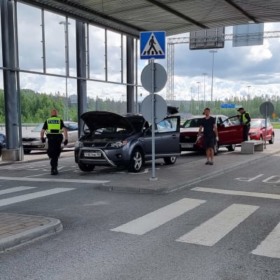 Autoja Nuijamaan raja-asemalla Suomeen päin tulossa