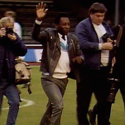 Jalkapallolegenda Pelé juoksee kentällä suoritettuaan aloituspotkun HJK:n ja Kuusysin ottelussa 1986. 