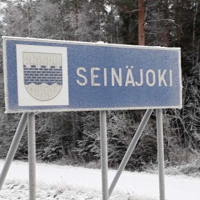 Skylt med texten "Seinäjoki".