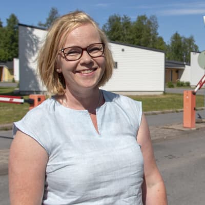 sirpa walter seisoo nallikarin portion edessä
