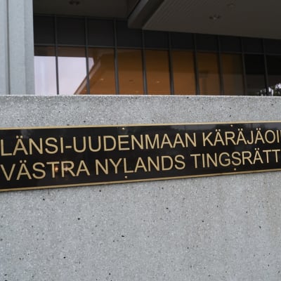 En skylt där det står Västra Nylands tingsrätt.