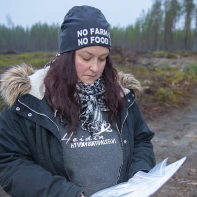 Sari Mikkola tutkii Luonnonvarakeskuksen ohjeita. 