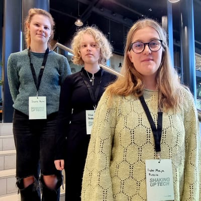 Saara Huru, Viivi Heikkinen ja Iida-Maija Pussila Keminmaalta Shaking up tech tapahtumassa