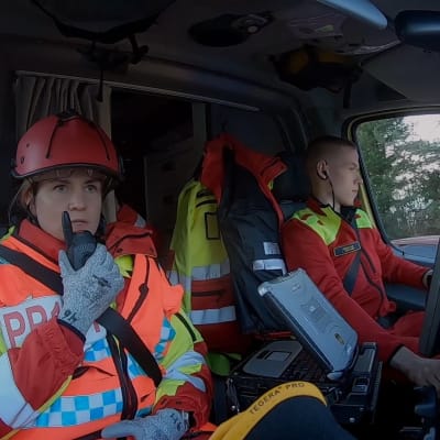 Johanna Laukka ja Leevi Marjanen ovat matkalla liikenneonnettomuuspaikalle.