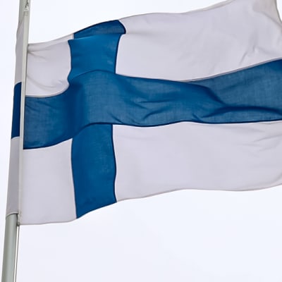 Suomen lippu puolessa välissä lipputankoa