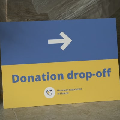 Ukrainan lipun väreissä kyltti, jossa lukee Donation drop-off.
