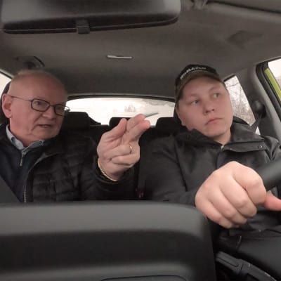 Liikenneopettaja Seppo Asikainen opettaa Antti Reijosta henkilöauton ajamisessa.
