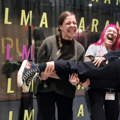 Kuvassa Puheen Aamun Anna Cadia, Juhani Kenttämaa ja Alina Kulo sekä punk-laulaja Anni Lötjönen.