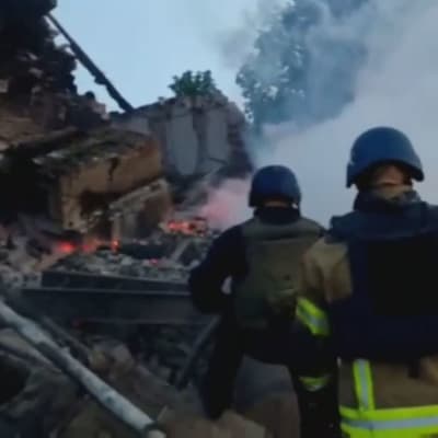 Bara rykande ruiner kvar av den bombade skolan i Bilohorivka. Det här är en bildkapning från en video publicerad av den regionala militäradministrationen i Luhansk. 