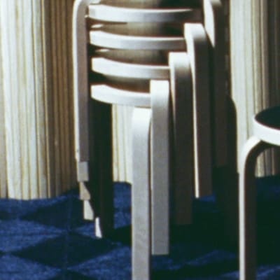 Alvar Aallon suunnittelemia tuoleja.