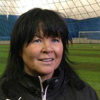 Tillslagstränaren Eija Feodoroff i närbild inne i en fotbollshall.