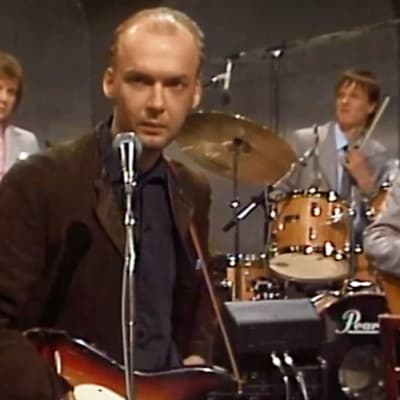 Tuomari Nurmio ja yhtye esiintyvät tv-ohjelmassa Väärän kuninkaan päivä 1983.