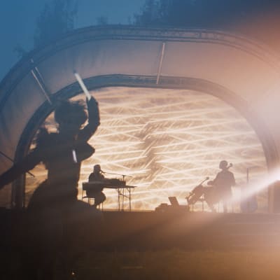 Kuvia Bombus Hypnorum -teoksen vuonna 2020 kenraaliharjoituksesta. Kuvassa esiintyy muusikko-säveltäjät Ringa Manner ja Max Lilja sekä tanssija-koreografi Kaisa Niemi.
