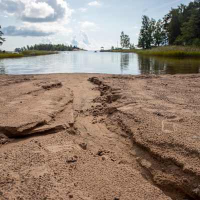 uimarannan hiekassa on syvät veden tekemät uurteet jotka vievät veteen