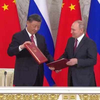 Kiinan presidentti Xi Jinping sekä Venäjän presidentti Vladimir Putin allekirjoittivat dokumentteja Kremlissä 21.3.2023.