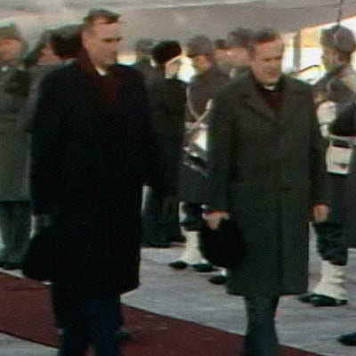 Presidentti Mauno Koivisto ja Neuvostoliiton pääministeri Nikolai Ryzhkov Seutulan lentokentällä 1987.