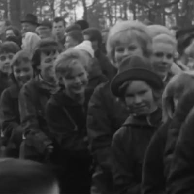 Nuoret tanssivat letkajenkkaa letkajenkkakilpailussa 1964.