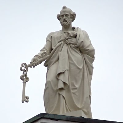 Apostoli Pietarin veistos Helsingin tuomiokirkon katolla (2014).
