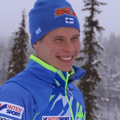 Matti Heikkinen på gott humör i vintrigt landskap på Olos.