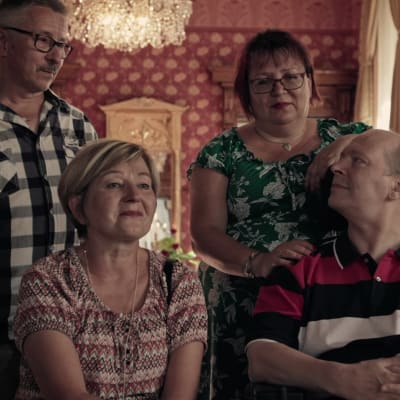 SuomiLOVE-yllätyksestä nauttimassa neljä aikuista ystävystä.