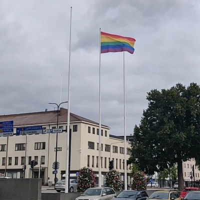 Sateenkarrilippu liehuu lipputangossa 