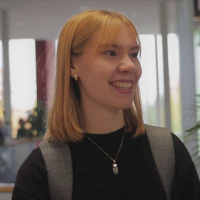 Martta Naukkarinen hymyilee.