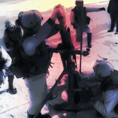 Armeijan lumipukuihin pukeutuneet alokkaat lataavat kranaatinheitintä