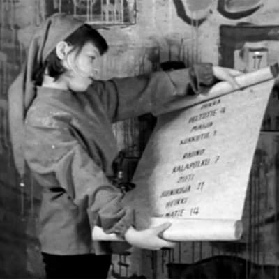 Tonttutyttö lukee osoitekirjaa joulukalenterissa (1962).