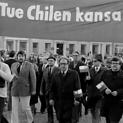 Mielenosoitus Helsingissä Chilen vallankaappauksen vuosipäivänä 11.9.1974.