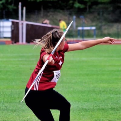 Vivian Suominen kastar spjut.