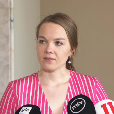 Katri Kulmuni håller presskonferens och berättar att hon avgår som finansminister.