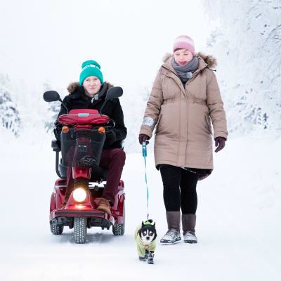 Katri ja Erno Blomqvist kävelevät talvisessa maisemassa.