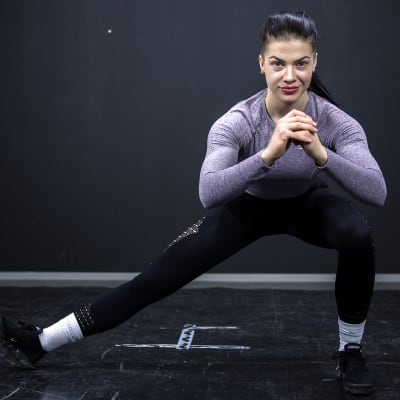 Fitness-urheilija Pernilla Böckerman venyttelee valokuvausstudiossa.