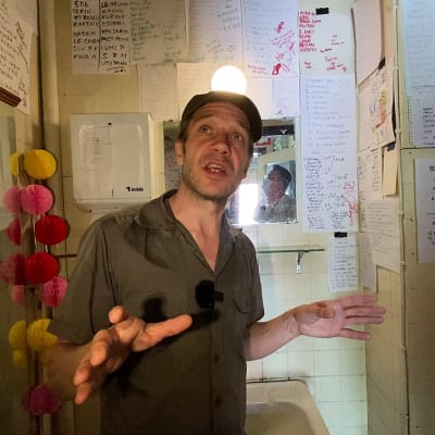 Muusikko Jarkko Martikainen Vihreän talon yleisövessassa Riihimäellä