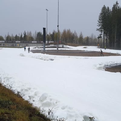 Hiihtäjiä Imatran ensilumenladulla