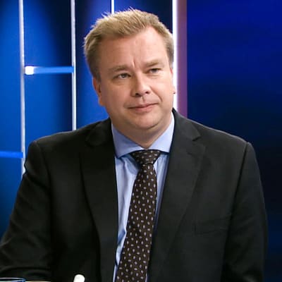 Puolustusministeri Antti Kaikkonen Ykkösaamun vieraana.