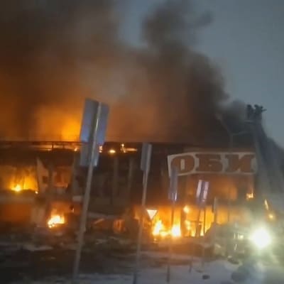 tulenlieskoja ja savua lähes tuhoutuneessa ostoskeskuksessa