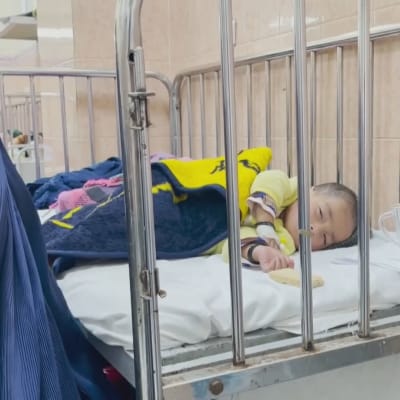 Afghanskt barn på sjukhus