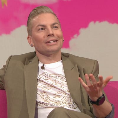 Artisti Antti Tuisku Puoli seitsemän -ohjelman studiossa. 