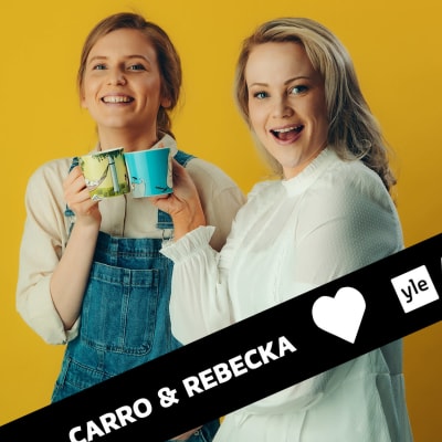 Carro Nordberg och Rebecka Hägert-Backull från podden Föräldrasnack skålar med Mumin-muggar.