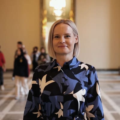 Riikka Purra poseeraa juttua varten kuvatussa videossa. 
