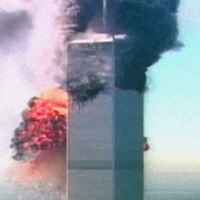 New Yorkin World Trade Centerin tornit. Kaapattu lentokone on juuri lentänyt taaempaa tornia päin ja aiheuttanut räjähdyksen.