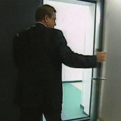 Arvi Lind kiiruhtaa uutisstudioon 1999.