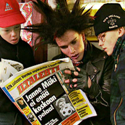 Kultaisen salaman jäsenet lukevat lehdestä Janne Mäen kohtalosta (1994).