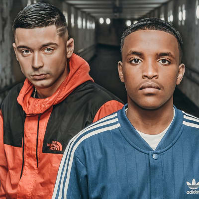Abdi (Mohammed Aden Ali) ja Emrah (Serhat Yildirim) 17 - sytten -sarjassa.