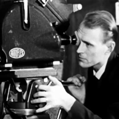 Tv-kuvaaja työssään (1950-luku).